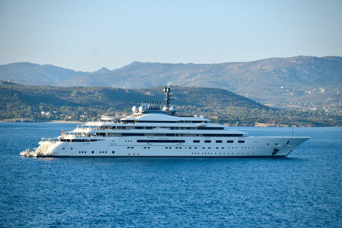 Mega Yacht Charter